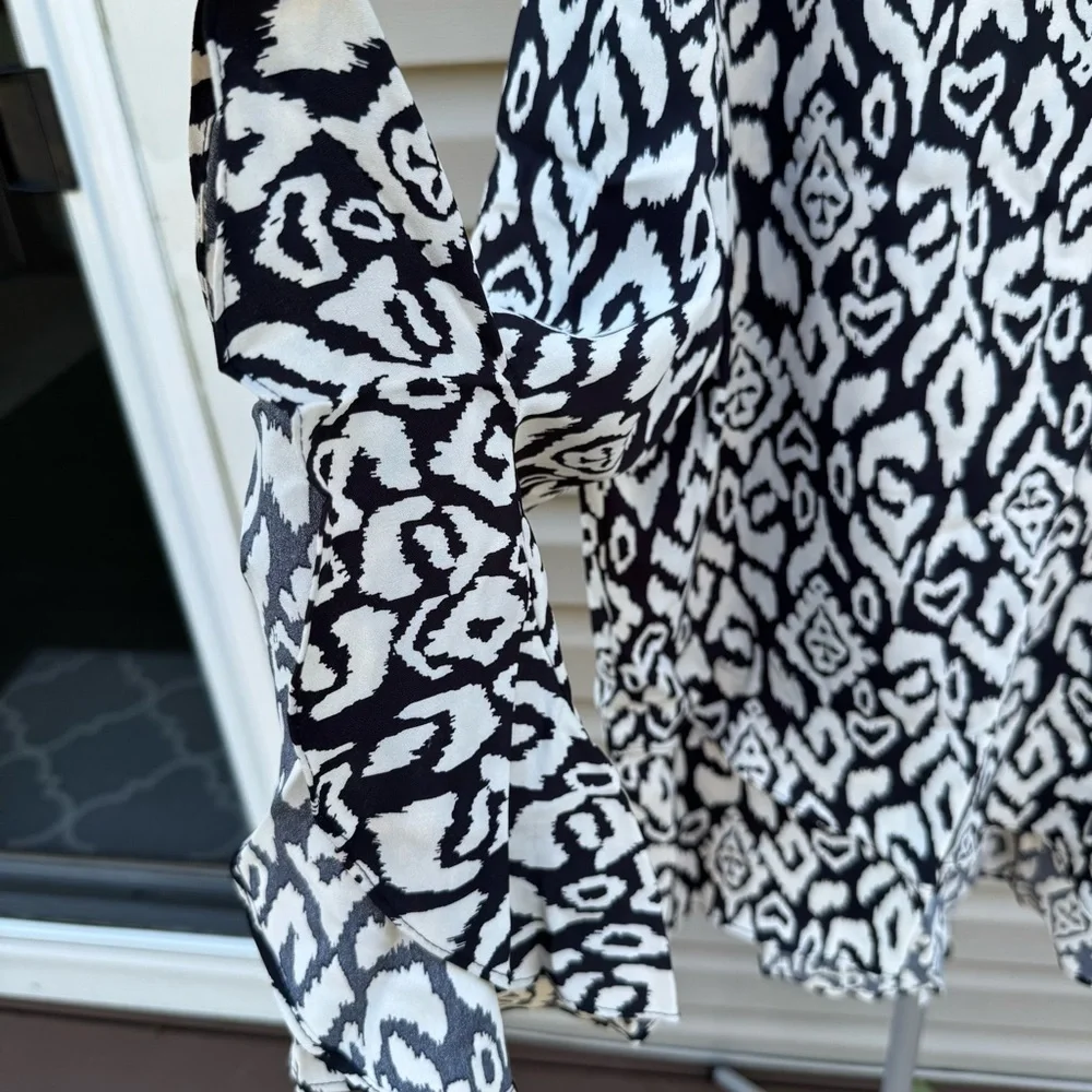 Vince Camuto Flutter Bell Sleeve V-neck Etched Geo Blouse Large - Picture 7 of 12